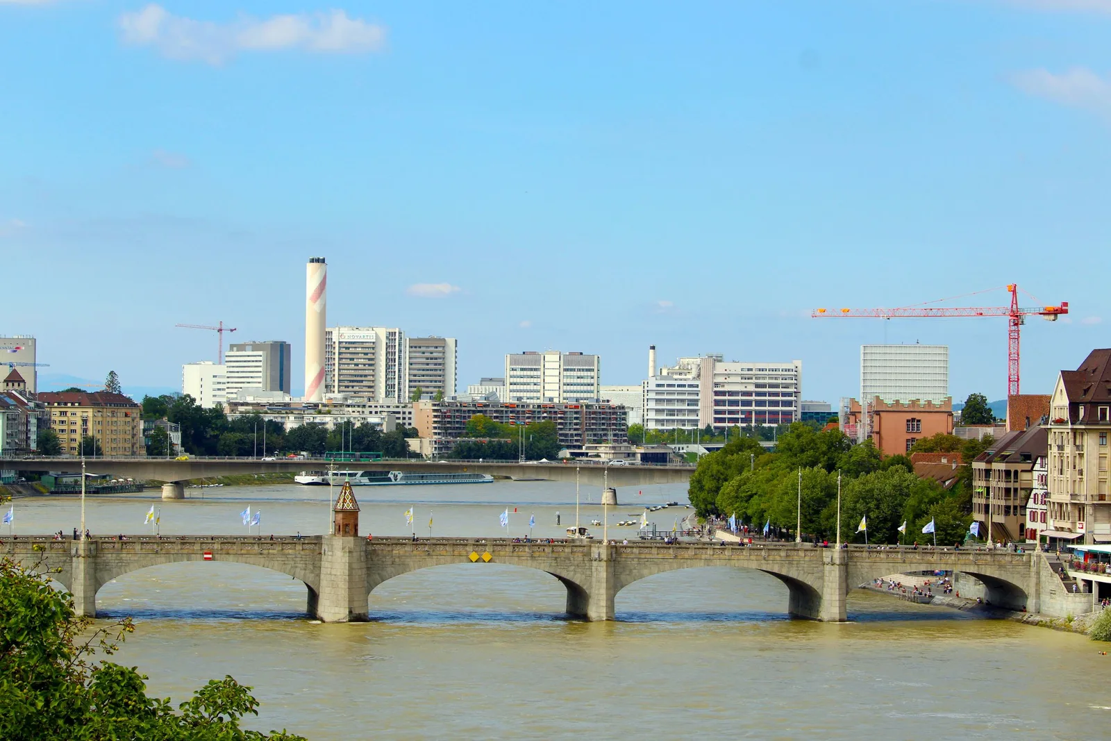 Sommertag an der Mittleren Brücke mit Blick über den Rhein