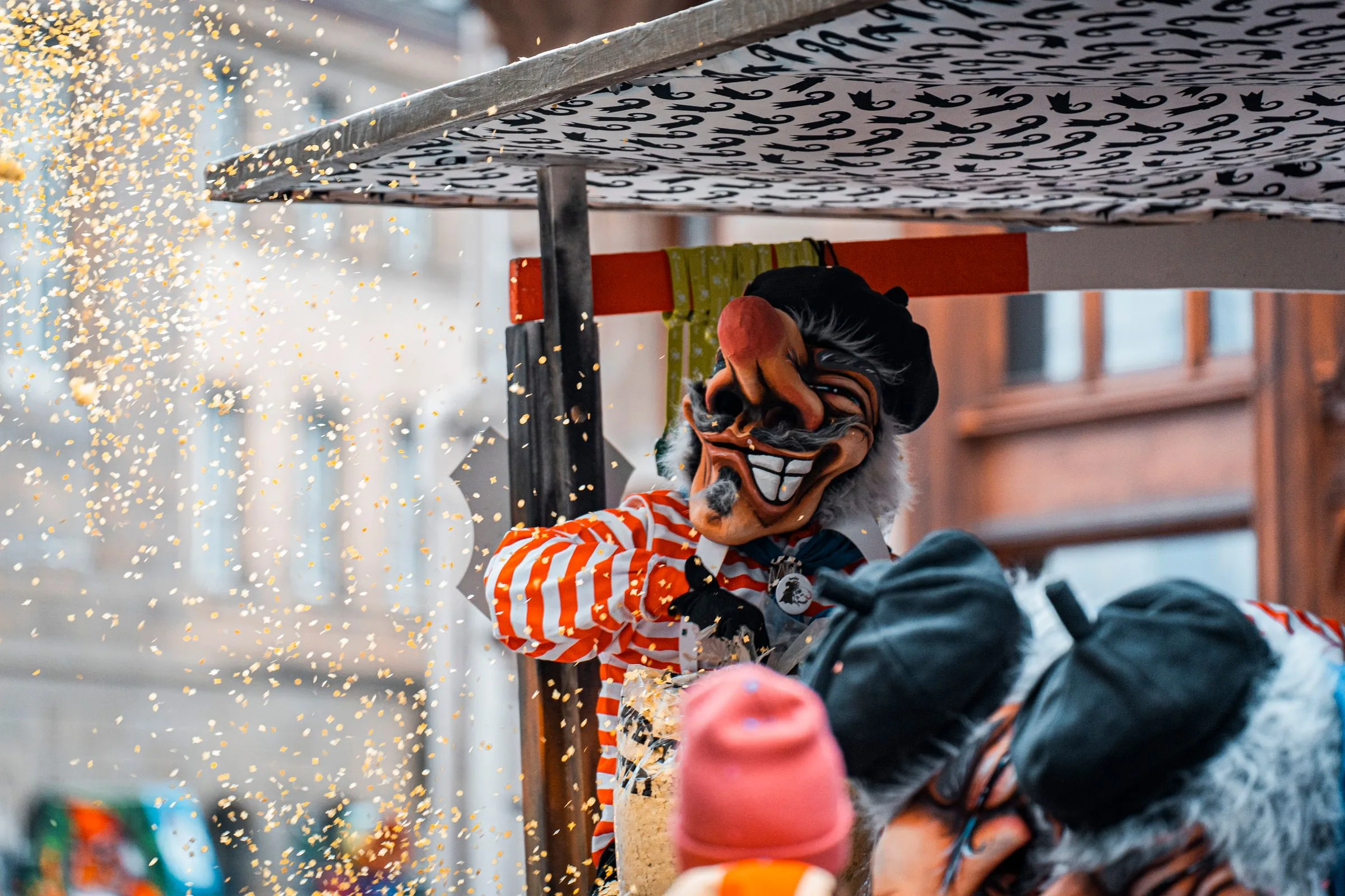 Basler Fasnacht: Ein Waggis wirft Räppli in die Menge