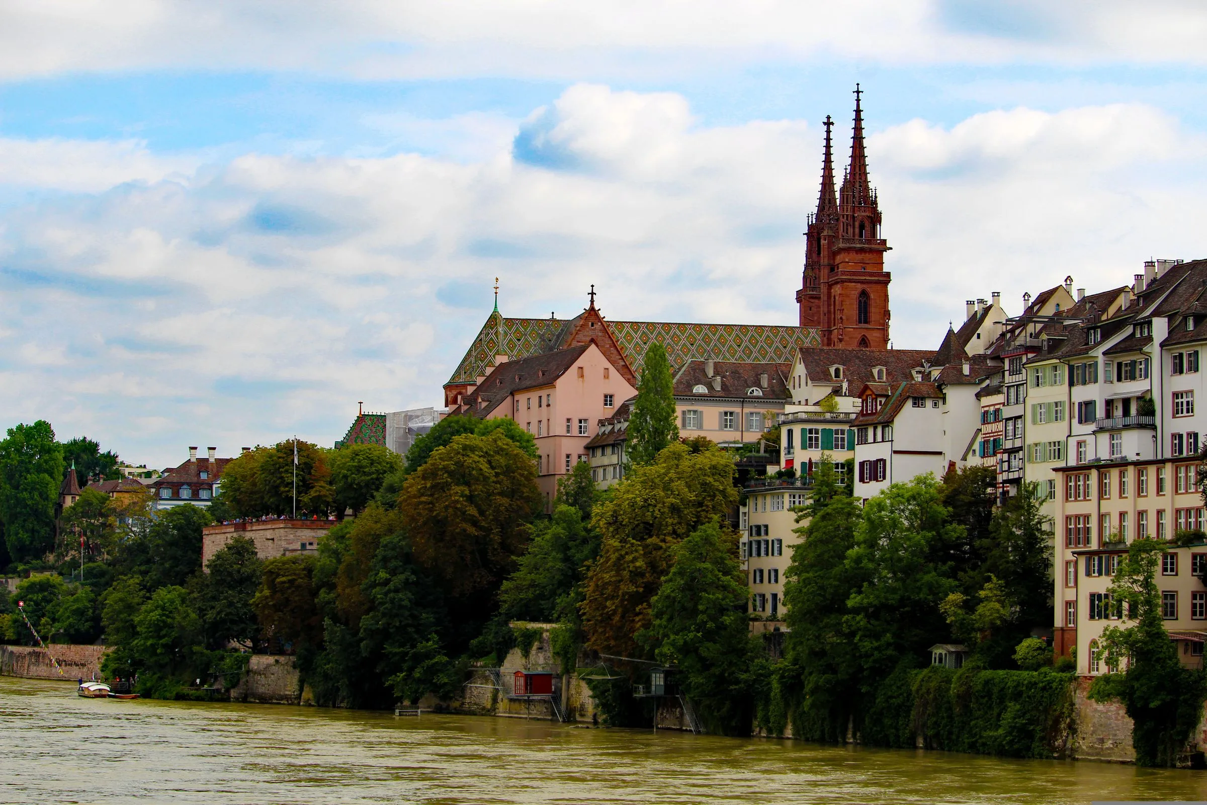Basler Münster über dem Rhein in der Abendsonne